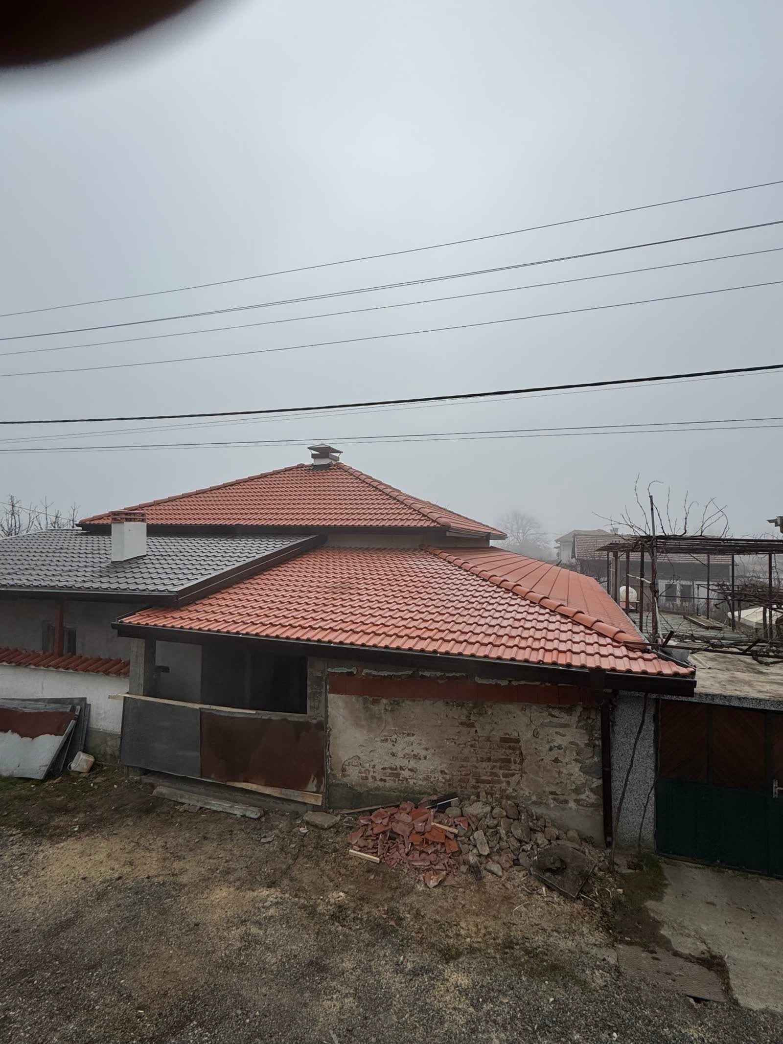 Покрив след ремонт — нова керемидена конструкция, с. Стоб