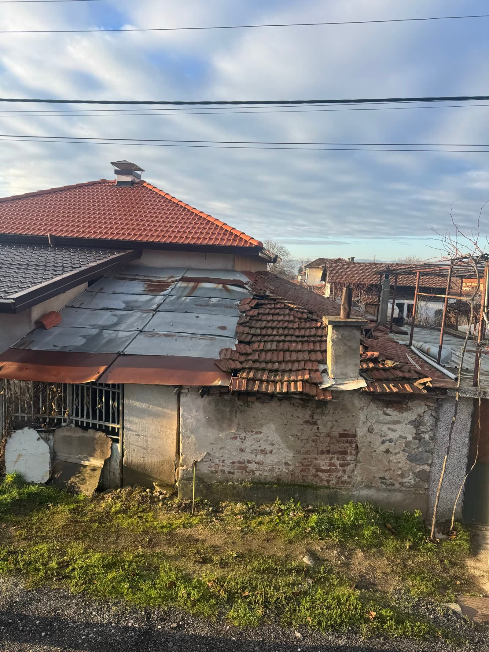 Покрив преди ремонт — стар, corrugated и повреден, с. Стоб